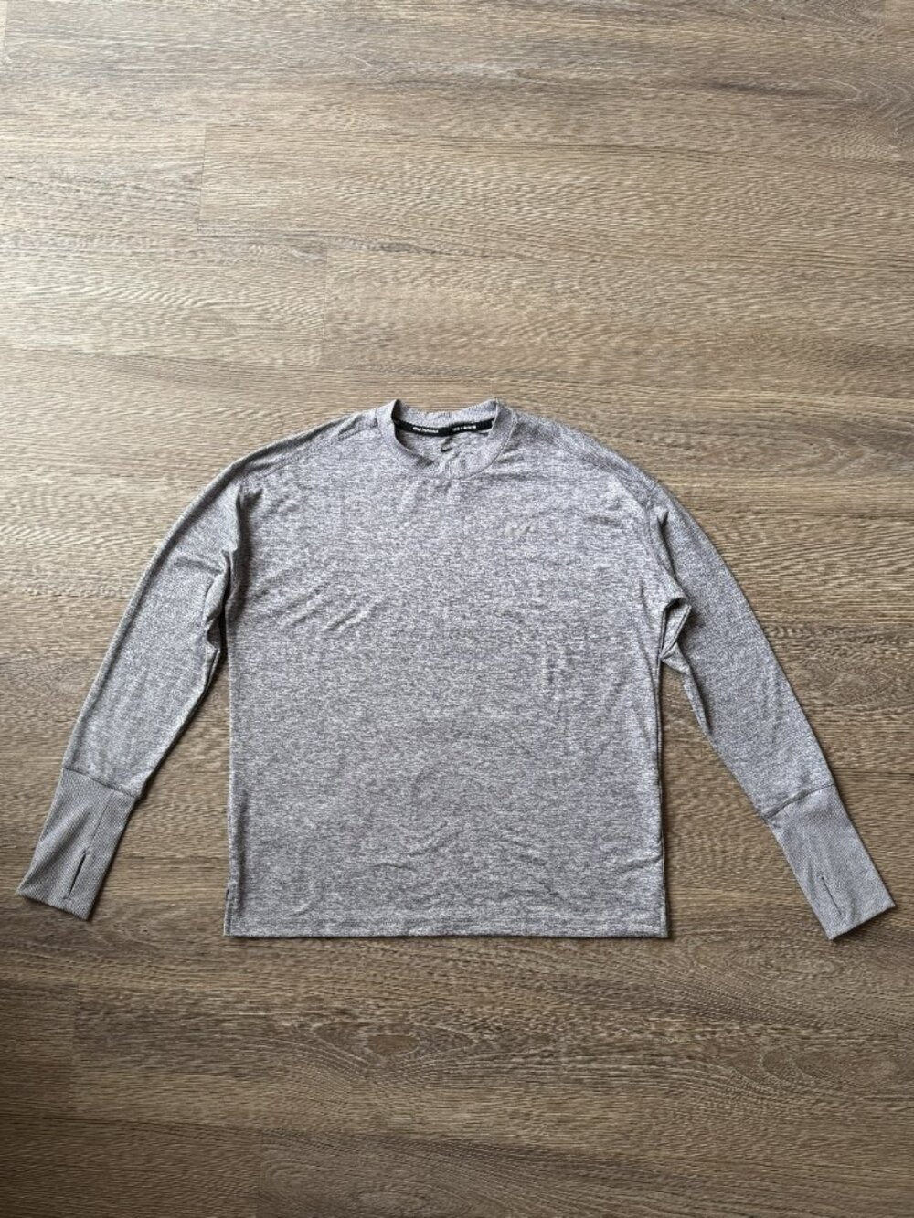 NWT Nike Dri-FIT Running Gray Long Sleeve Thumbhole Top Women's M - $55 MSRP - Picture 3 of 10